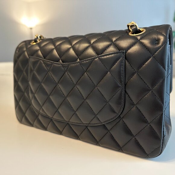 Chanel Classic Flap Lambskin - 9.8 Condition - Black/Gold in Medium/Large - Picture 4 of 11